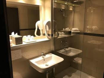 B&B Hotel Bretigny-Sur-Orge 2*